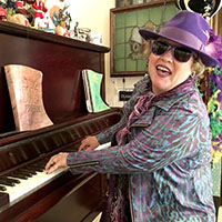 Lisa Pell at the piano 200 px